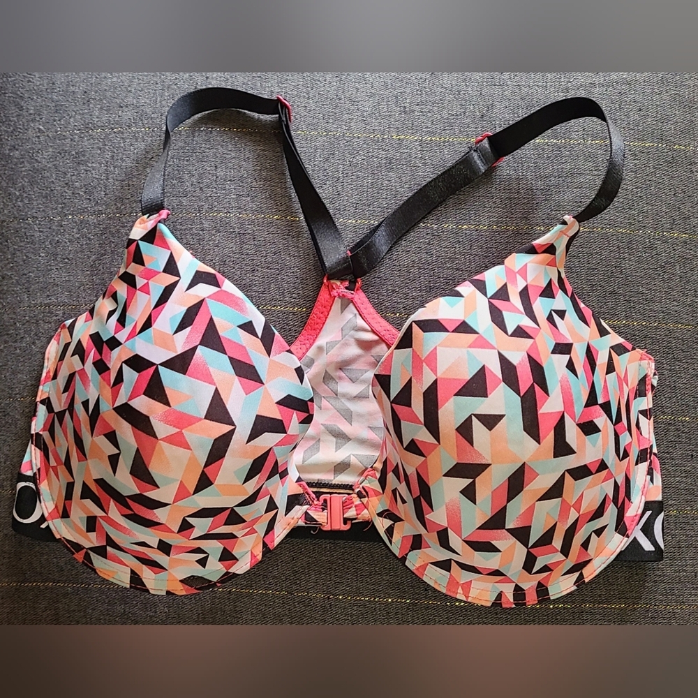 Women's XOXO Front Closure Bra Sz 36DD EUC Racer Back Geometric Patterned Bra